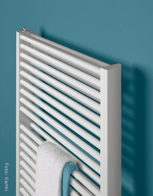 Der zweilagige Design-Heizkörper Duett bietet klassisch-attraktives Design und hohe Heizleistung speziell für größere Bäder. Die Blockaufteilung der Heizrohre ist nicht nur Stilmittel, sie gestaltet auch das Einlegen und Entnehmen von Handtüchern zum Trocknen oder Wärmen ausgesprochen komfortabel. (Duett/Kermi) Der zweilagige Design-Heizkörper Duett bietet klassisch-attraktives Design und hohe Heizleistung speziell für größere Bäder. Die Blockaufteilung der Heizrohre ist nicht nur Stilmittel, sie gestaltet auch das Einlegen und Entnehmen von Handtüchern zum Trocknen oder Wärmen ausgesprochen komfortabel. (Duett/Kermi)